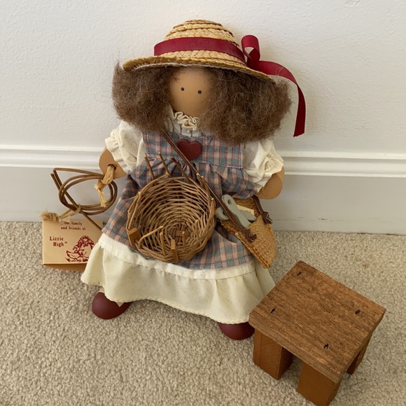 COPY - LIZZIE HIGH COLLECTION DOLL - Picture 2 of 13